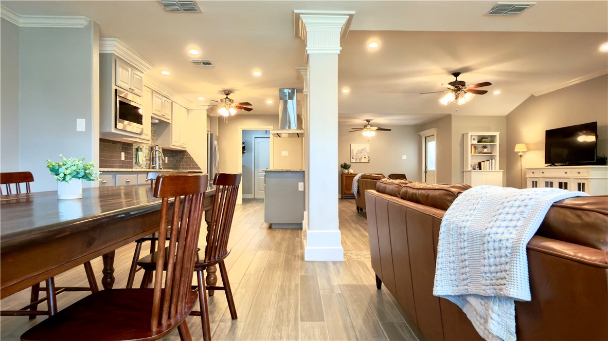 638 Moray Place Corpus Christi, TX 78411 - Photo 6 of 34