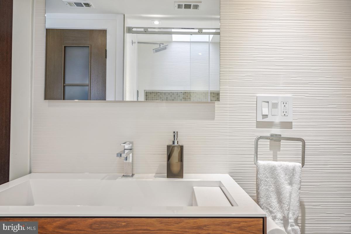 1080 Wisconsin Avenue Northwest, Unit 3002 Washington, DC 20007 - Photo 25 of 38 a bathroom with a bathtub