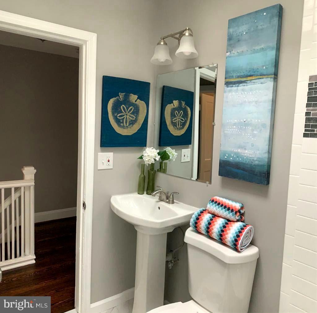 4018 Woodridge Road Baltimore, MD 21229 - Photo 4 of 7 Full Bath