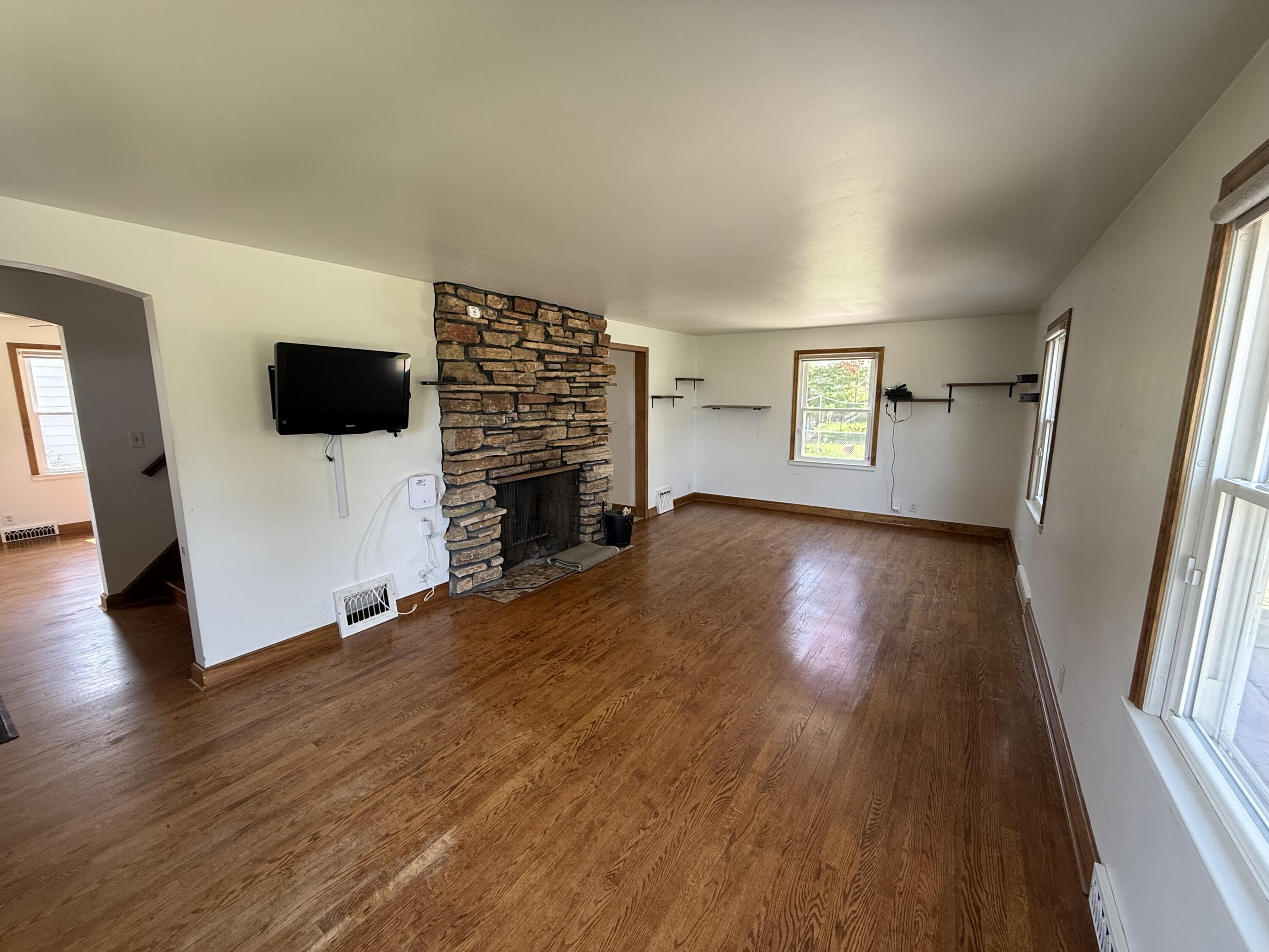 2912 Memorial Drive Two Rivers, WI 54241 - Photo 2 of 14 11
