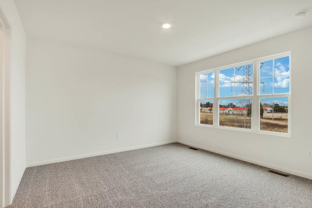 585 Yosemite Way Mundelein, IL 60060 - Photo 14 of 59 an empty room with a window