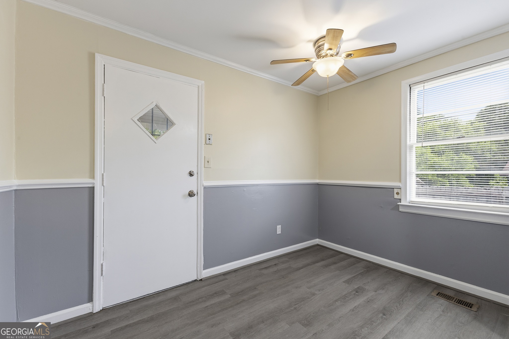 701 Grayson Avenue Macon, GA 31204 - Photo 14 of 17 an empty room with windows and fan