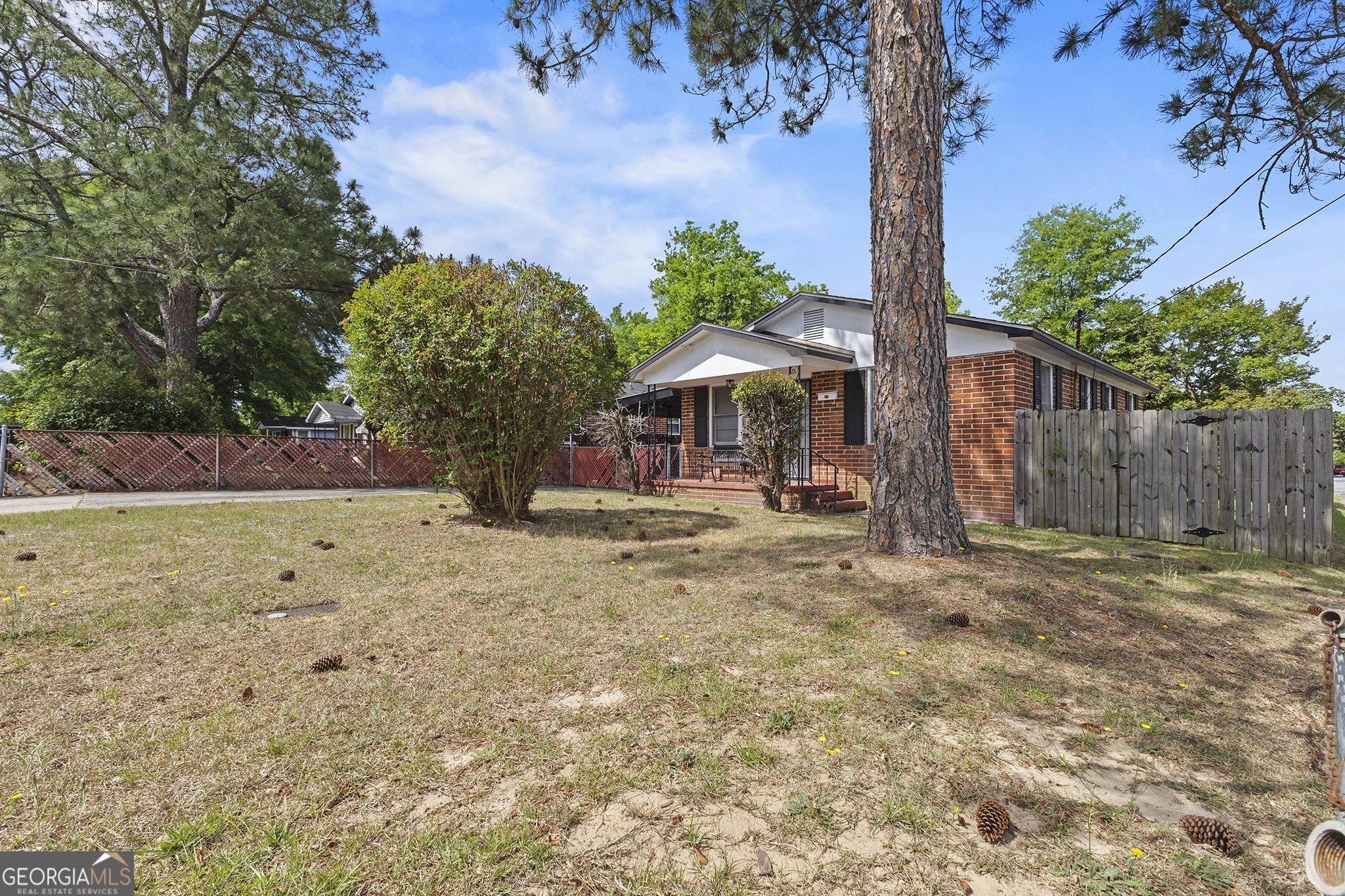 701 Grayson Avenue Macon, GA 31204 - Photo 3 of 17 a backyard of a house with lots of green space