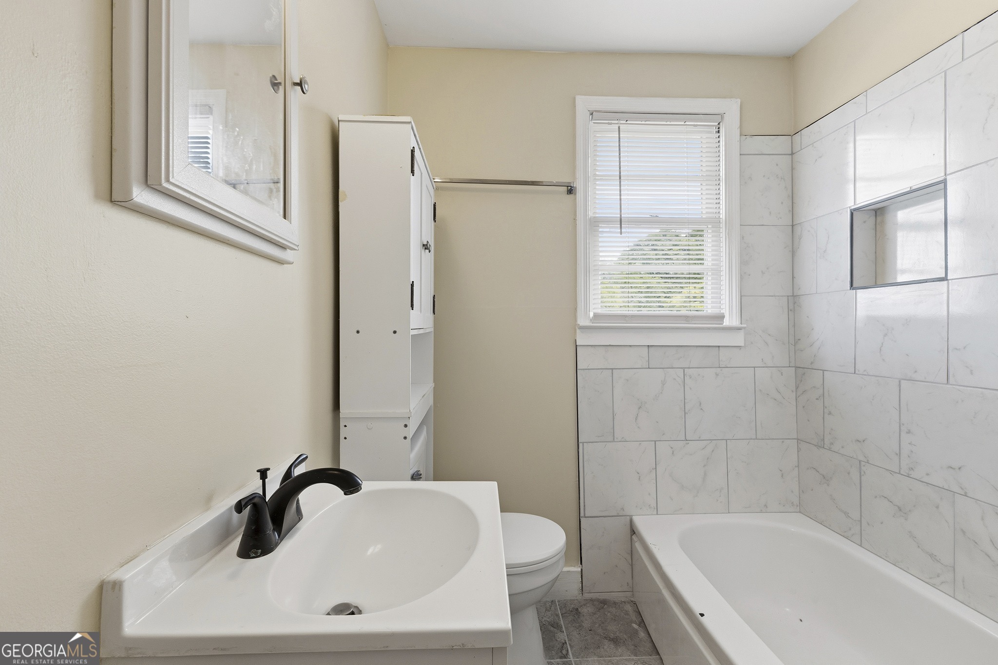 701 Grayson Avenue Macon, GA 31204 - Photo 10 of 17 a bathroom with a sink a toilet and shower