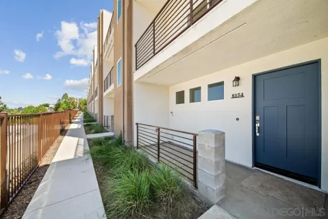 a view of a house with backyard