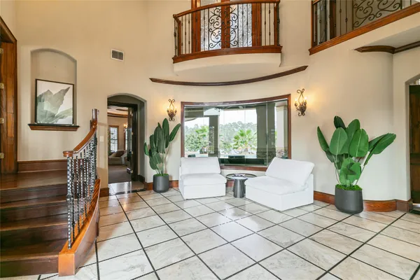 a view of entryway with a flower garden
