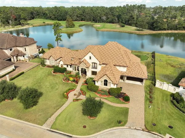 an aerial view of a house with outdoor space and lake view