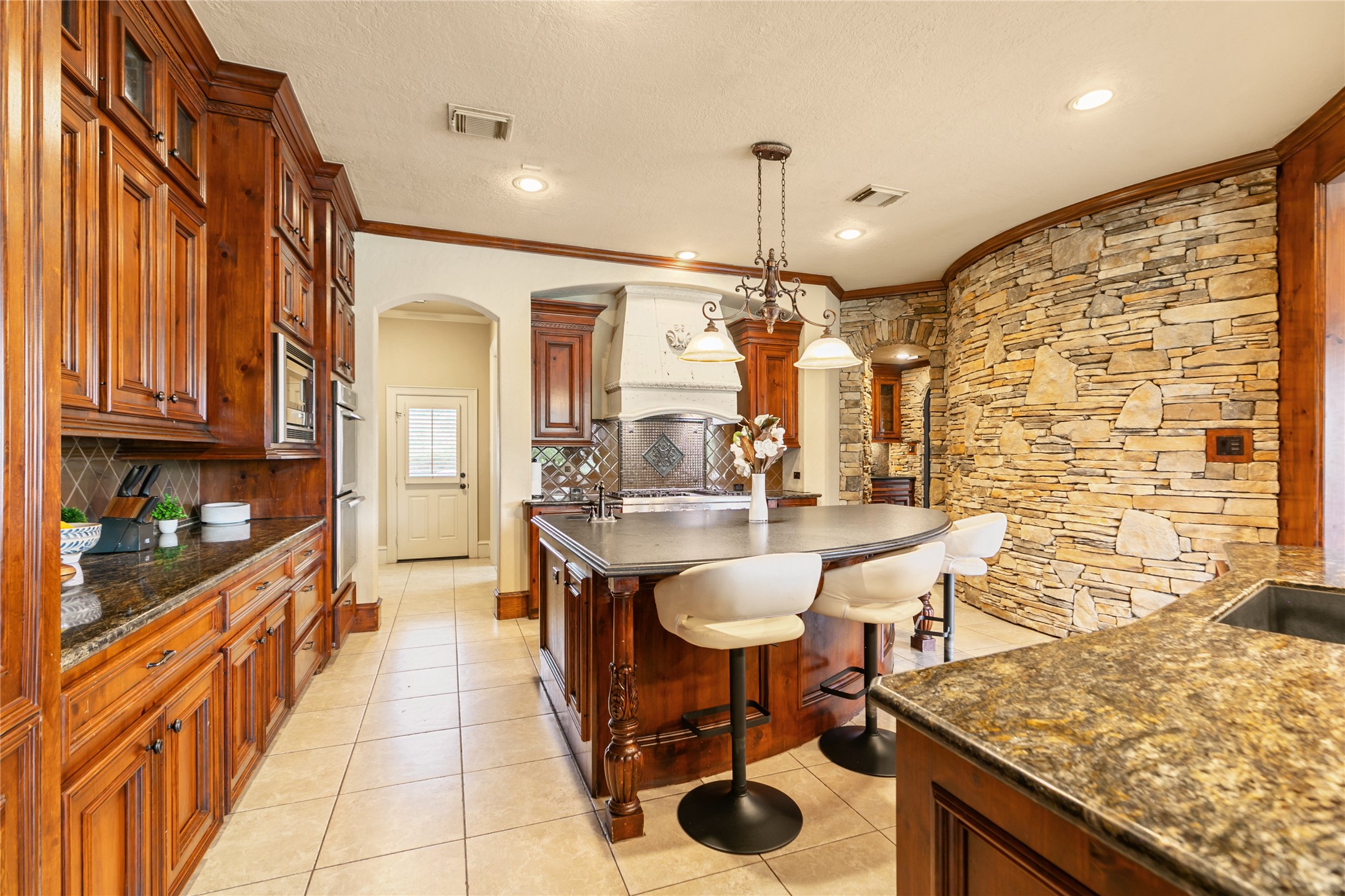 22 Post Shadow Estate Drive Spring, TX 77389 - Photo 31 of 50 Beautiful stonework enhances the elegance of this stunning kitchen