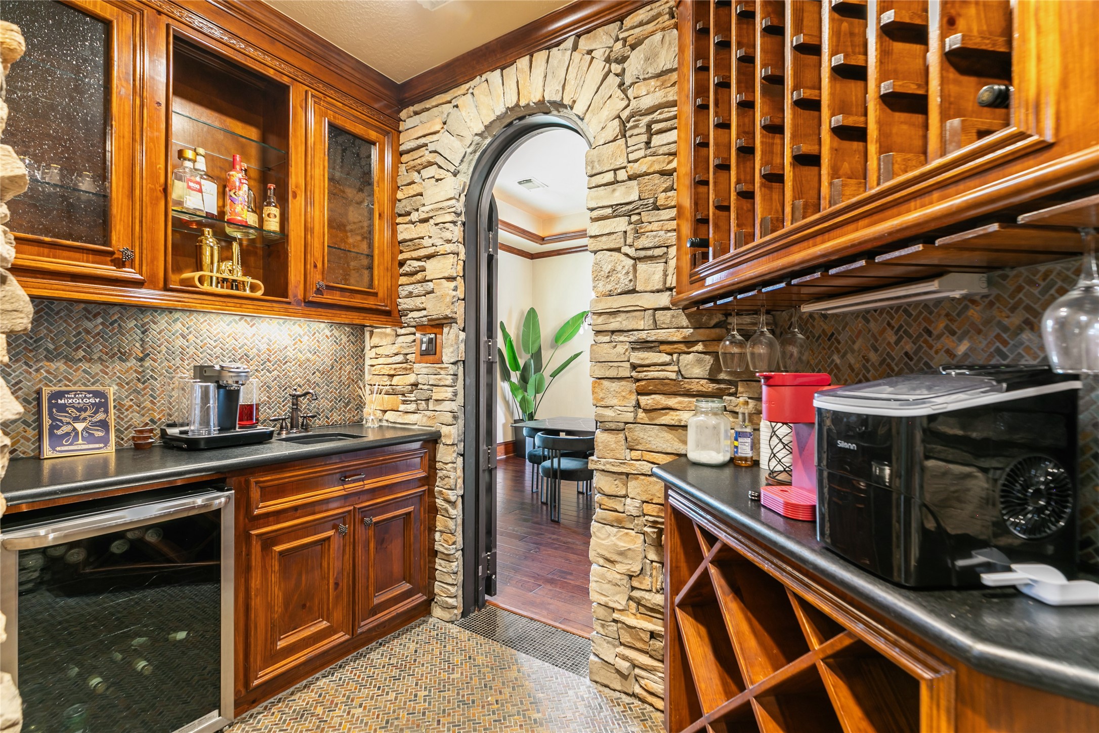 22 Post Shadow Estate Drive Spring, TX 77389 - Photo 32 of 50 Phenomenal bar area with gorgeous accents and plenty of storage space.
