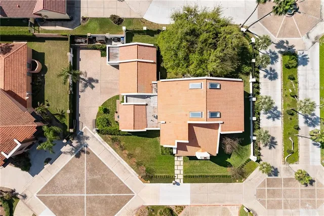 a view of a house with backyard
