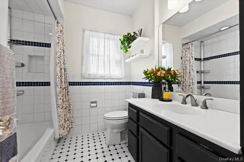 $925,000 | 5 Salem Way, Glen Head, NY 11545