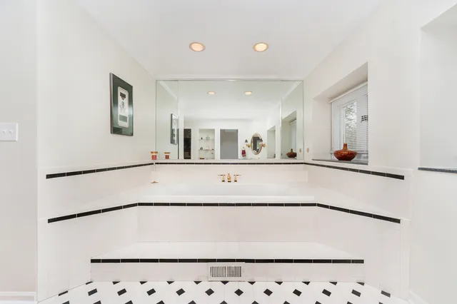 $1,070,000 | 1866 South Wilson Drive, Lake Forest, IL 60045