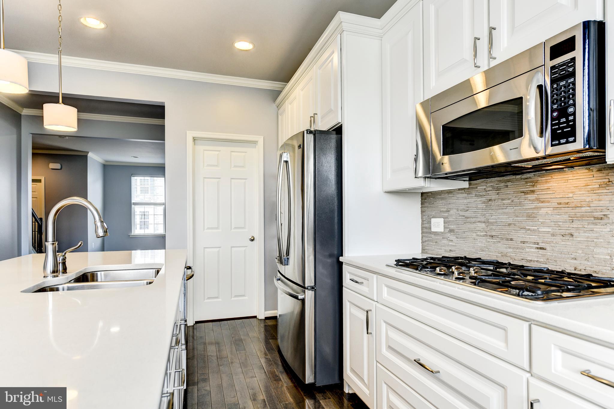 44104 Turf Field Square Chantilly, VA 20152 - Photo 6 of 38