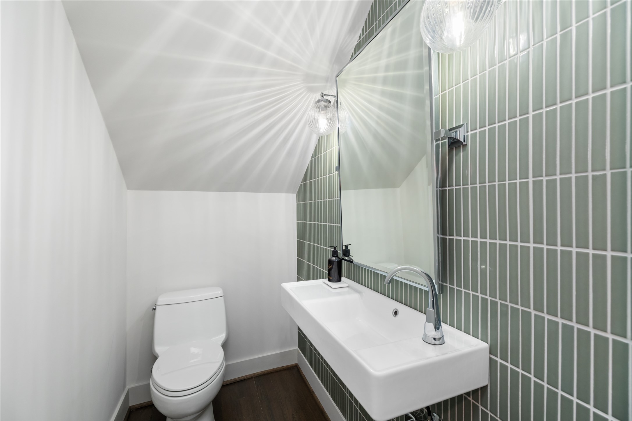516 West 30th Street Houston, TX 77018 - Photo 25 of 49 Powder bath downstairs