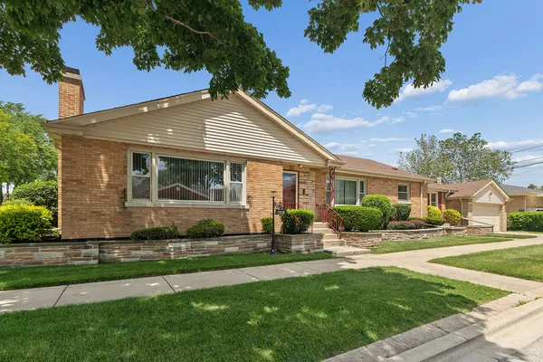 $359,900 | 2928 West 92nd Street, Evergreen Park, IL 60805