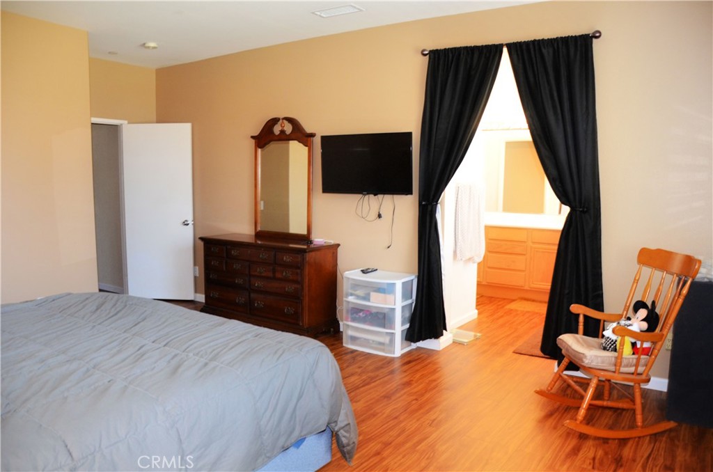 5526 Mountain View Avenue Riverside, CA 92504 - Photo 10 of 26 Primary Bedroom and Bath.