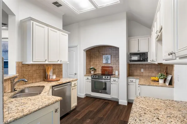 $400,000 | 2305 Folkstone Way, Bedford, TX 76021