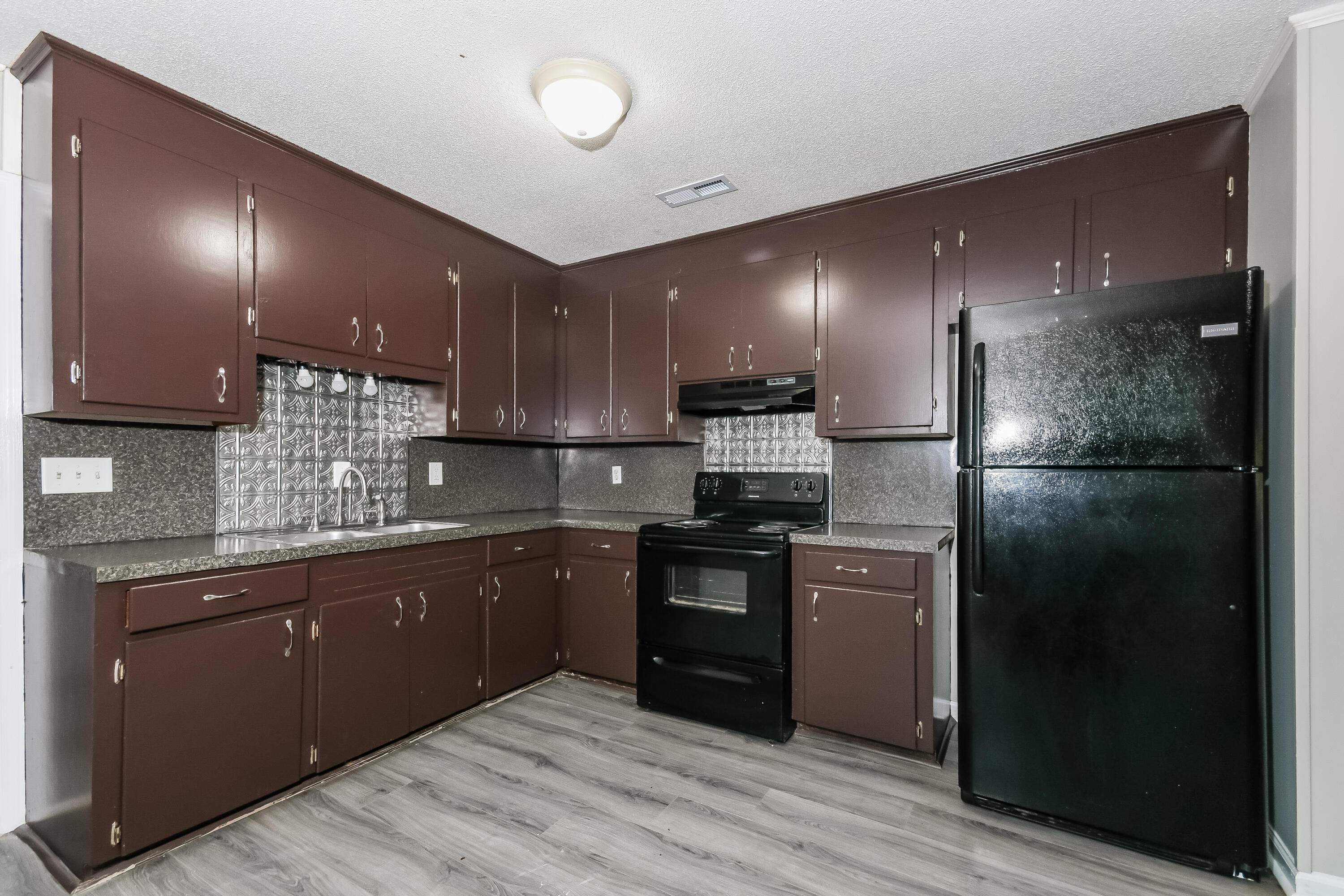 121 English Road Summerville, SC 29483 - Photo 5 of 10 004-photo-kitchen-15060131