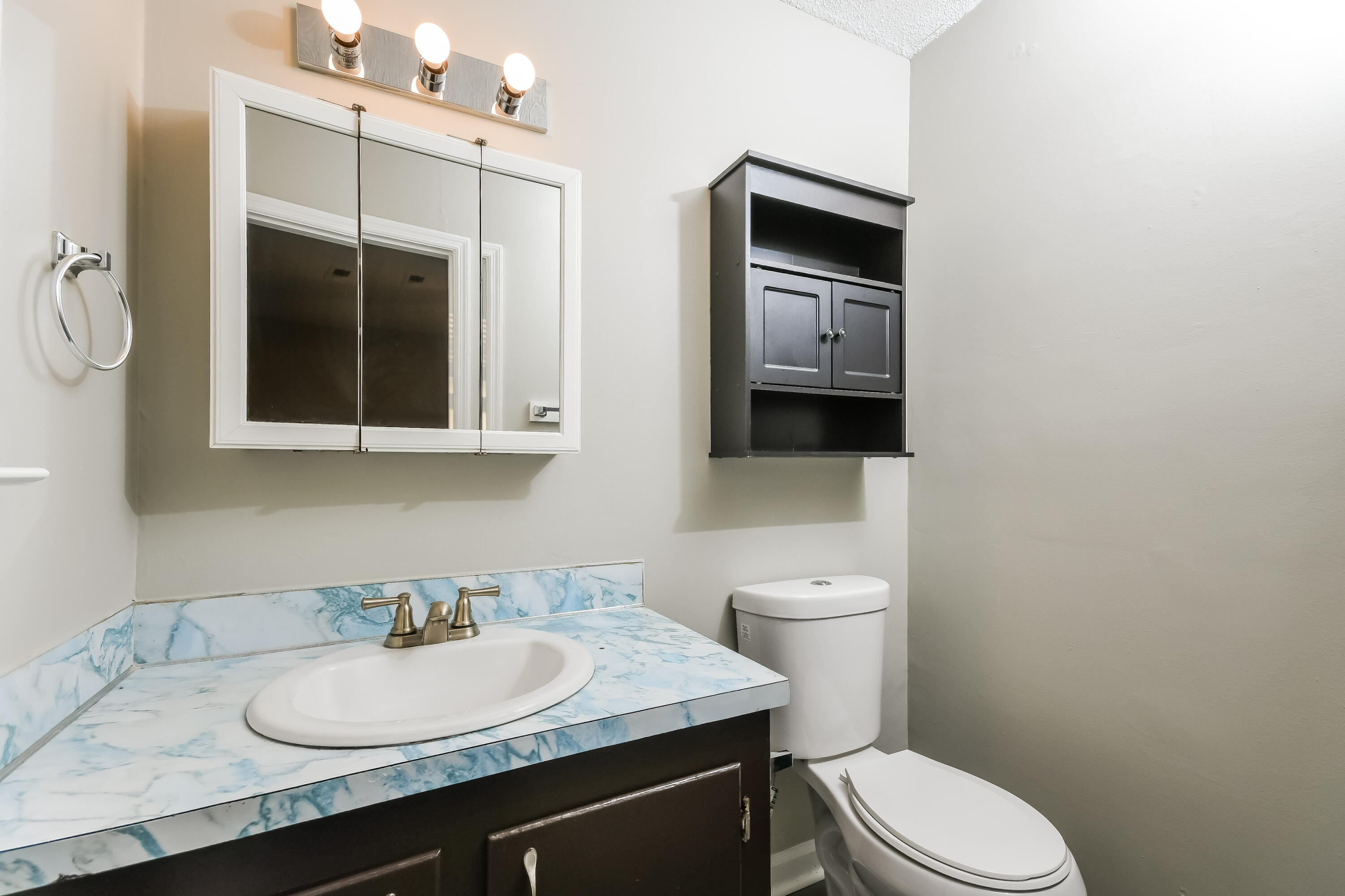 121 English Road Summerville, SC 29483 - Photo 7 of 10 006-photo-main-bathroom-15060133