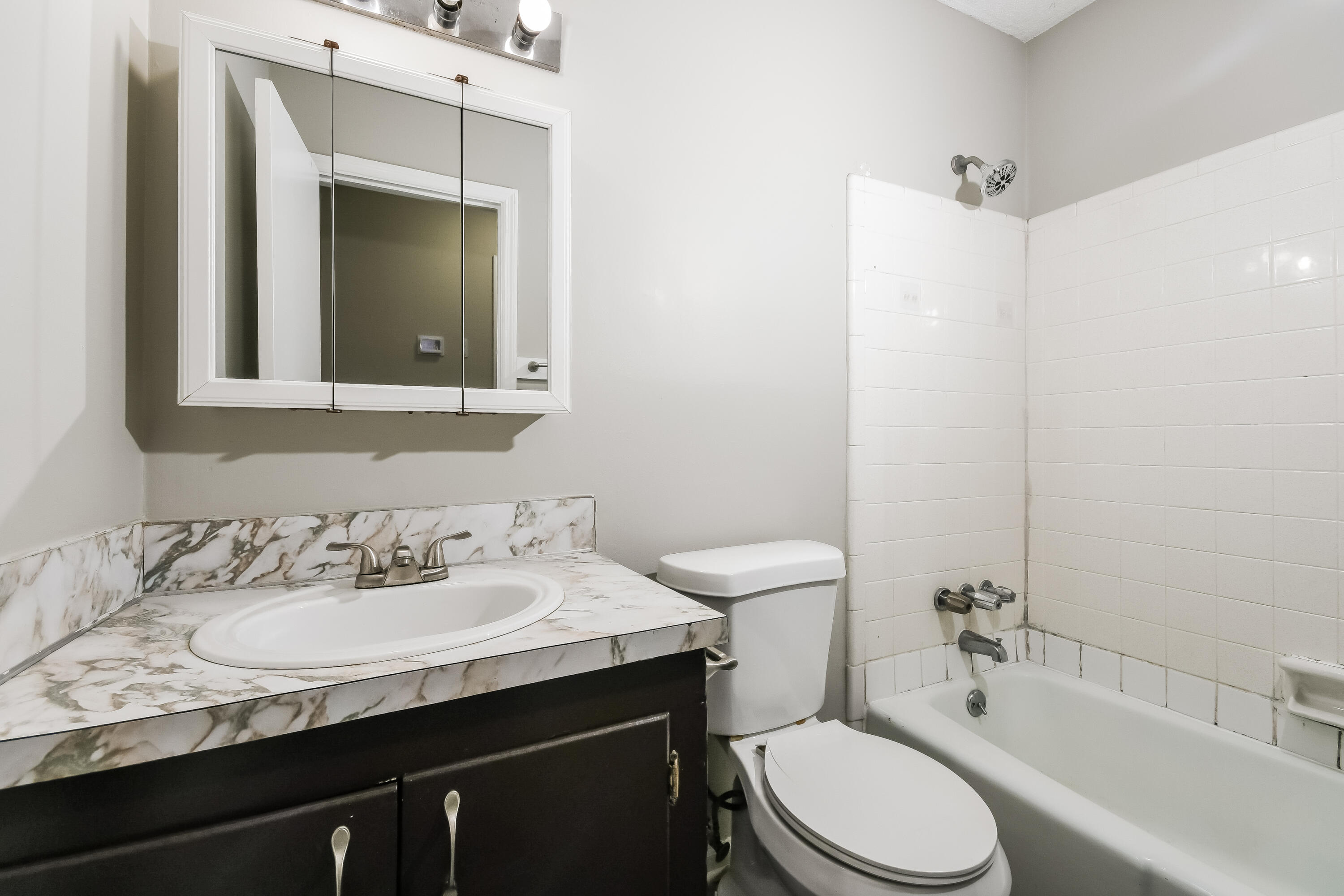 121 English Road Summerville, SC 29483 - Photo 9 of 10 008-photo-bathroom-15060134