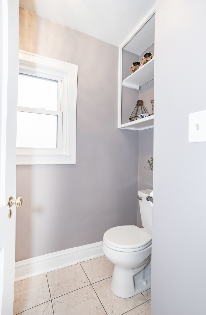 354 Robinson Court Riverside, IL 60546 - Photo 15 of 36 a bathroom with a toilet and a sink