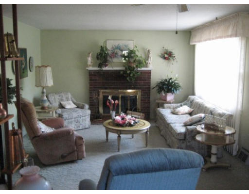 61 Kenberma Road Worcester, MA 01604 - Photo 3 of 10 Gallery Image 3