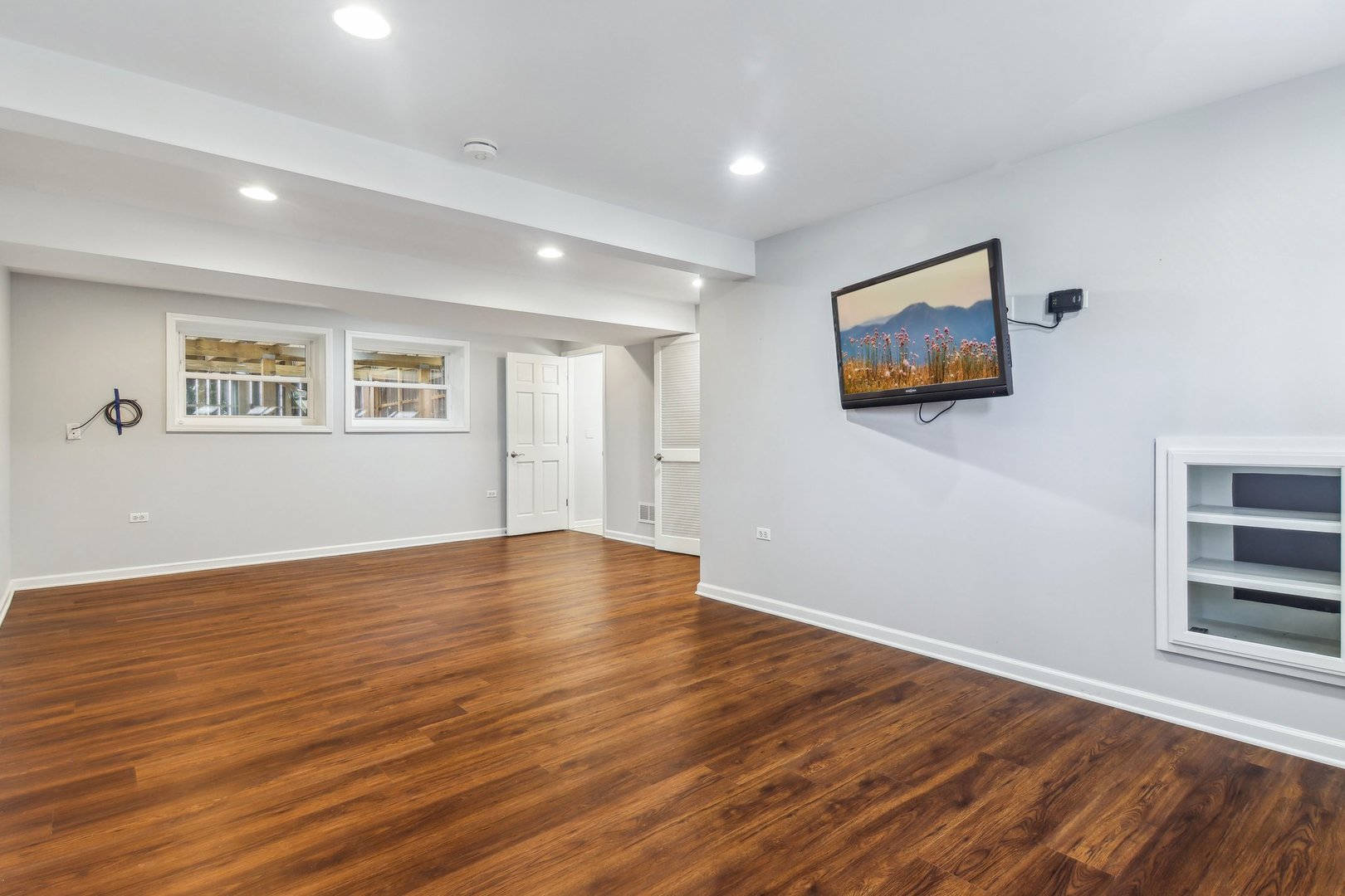316 Bedford Road Bolingbrook, IL 60440 - Photo 22 of 38 a view of a livingroom with wooden floor and a window