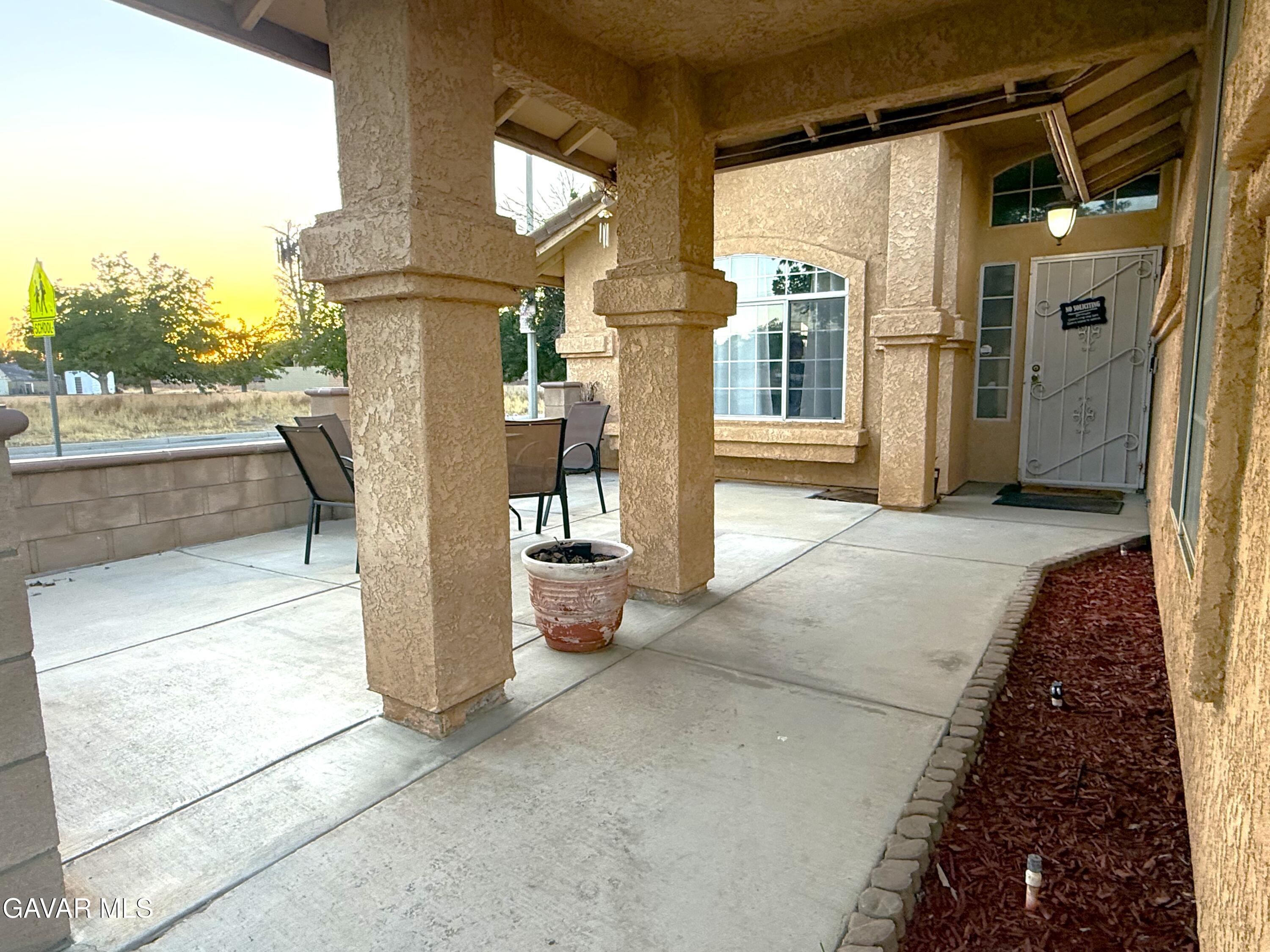 1705 Lightcap Street Lancaster, CA 93535 - Photo 5 of 21 Front Patio
