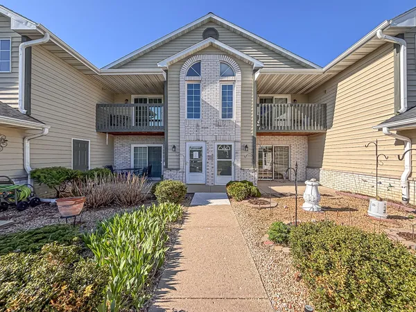 $275,000 | W240-n2510 East Parkway Meadow Circle, Unit 2, Pewaukee, WI 53072