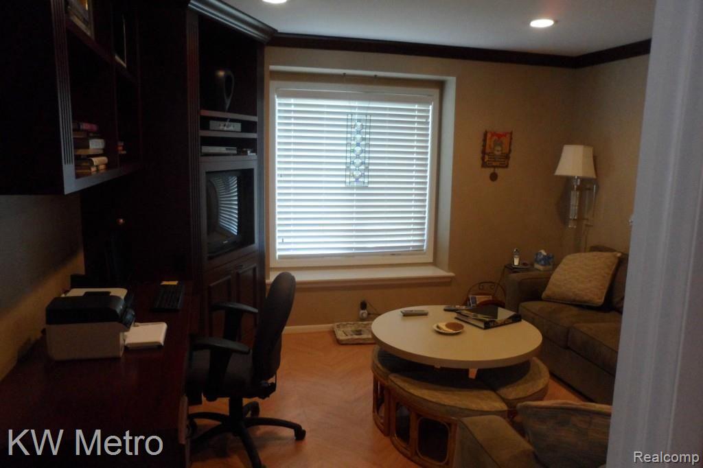 5640 Ridgewood Road, Unit 28 West Bloomfield, MI 48322 - Photo 30 of 39 LIBRARY II
