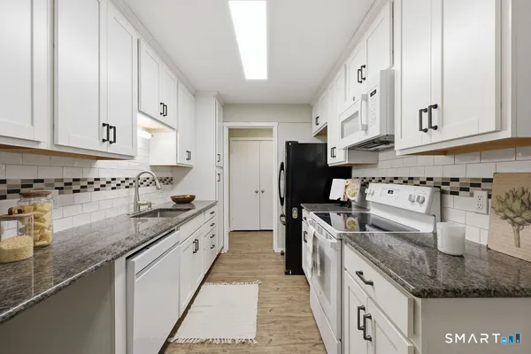 $2,300 | 42 Library Lane, Unit 42, Simsbury, CT 06070