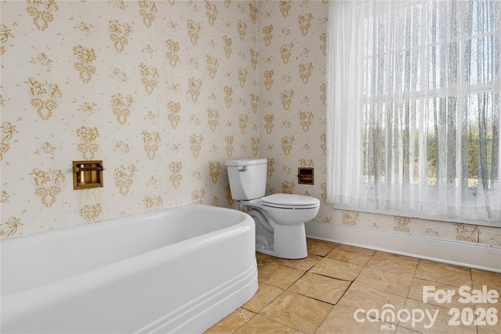 11124 Eastfield Road Huntersville, NC 28078 - Photo 30 of 41 a bathroom with a toilet and a bathtub