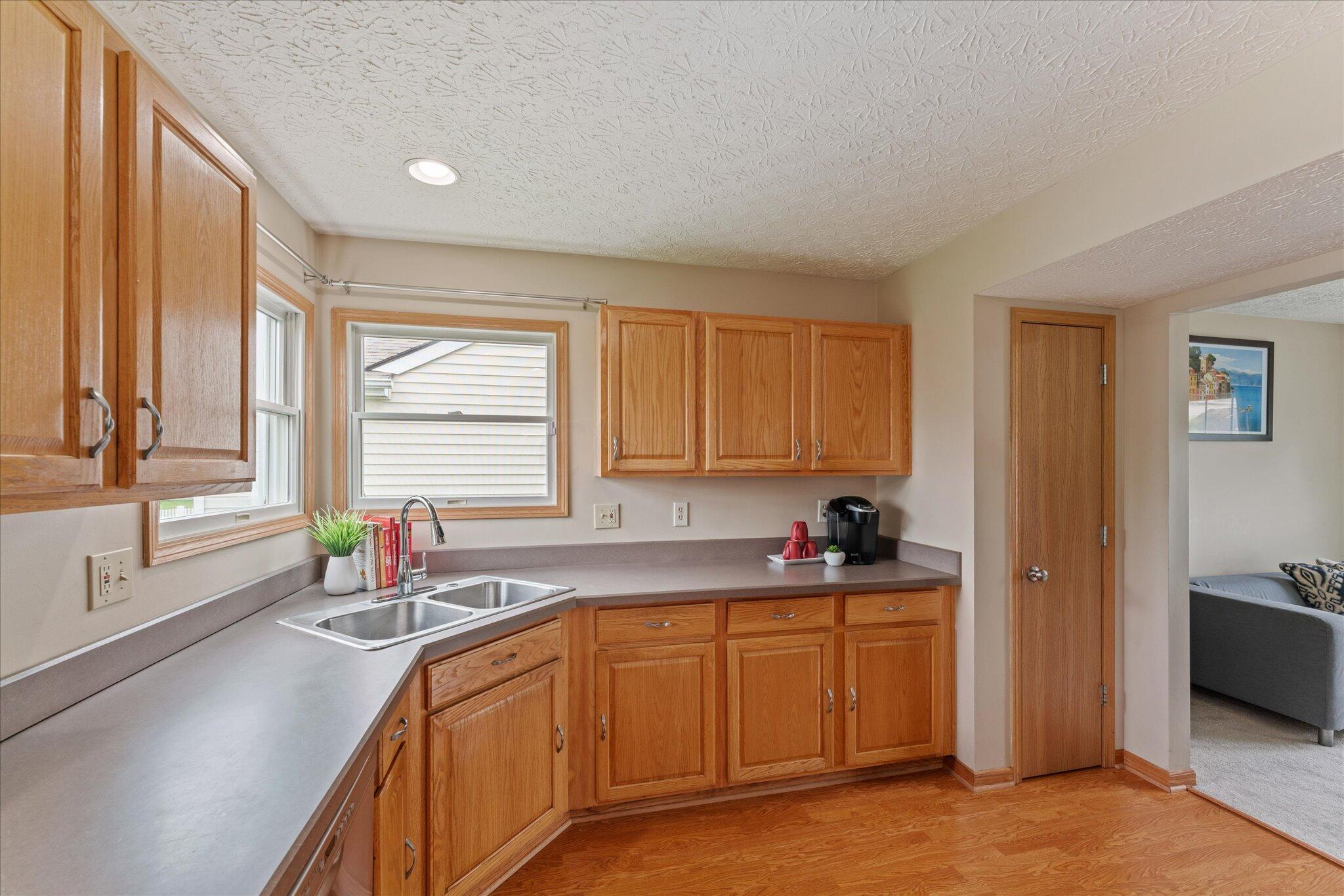 516 Cricket Run Road Lewis Center, OH 43035 - Photo 9 of 39 Eat-In Kitchen