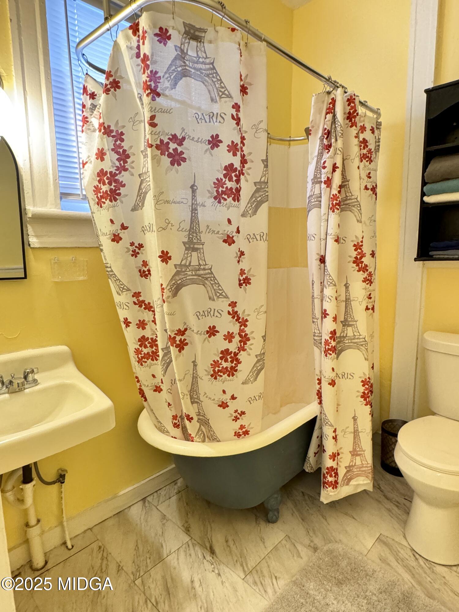 940 Cole Street Macon, GA 31201 - Photo 13 of 22 a bathroom with a sink and a mirror