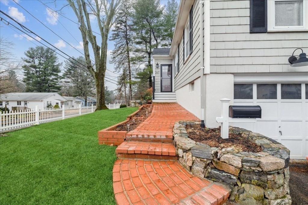 267 Forest Street Reading, MA 01867 - Photo 4 of 37 Gallery Image 4