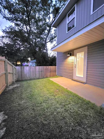 a view of a backyard