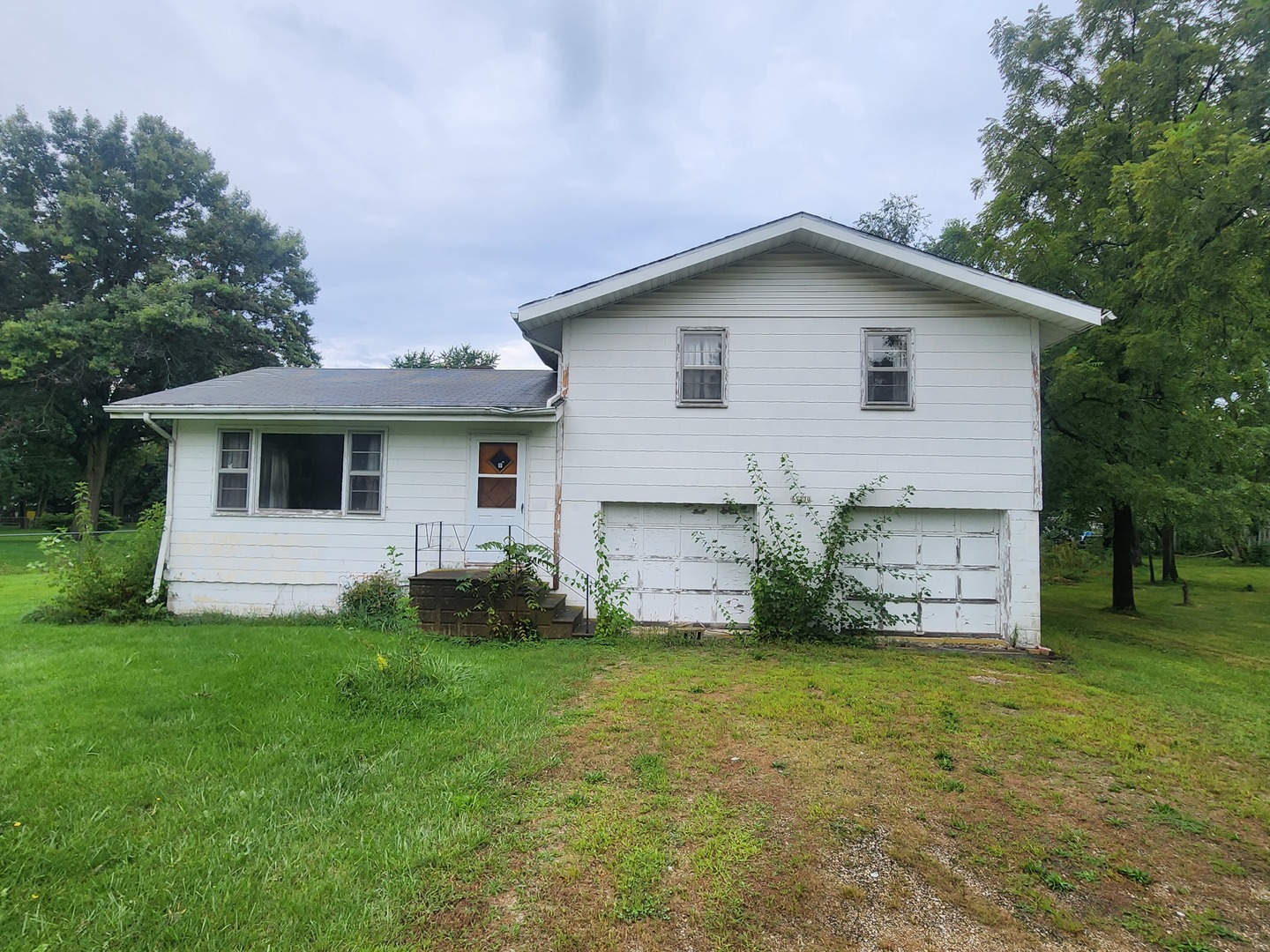 a view of a house with a yard
