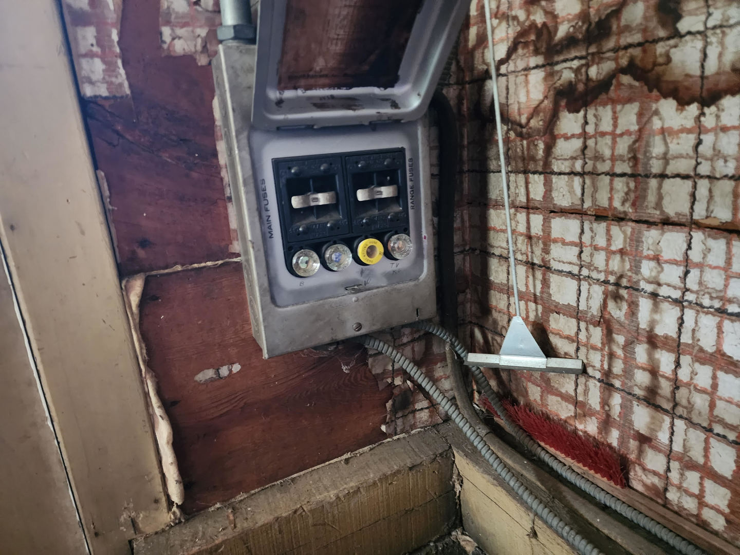 6S363 4th Street Eola, IL 60519 - Photo 16 of 18 a picture of water heater