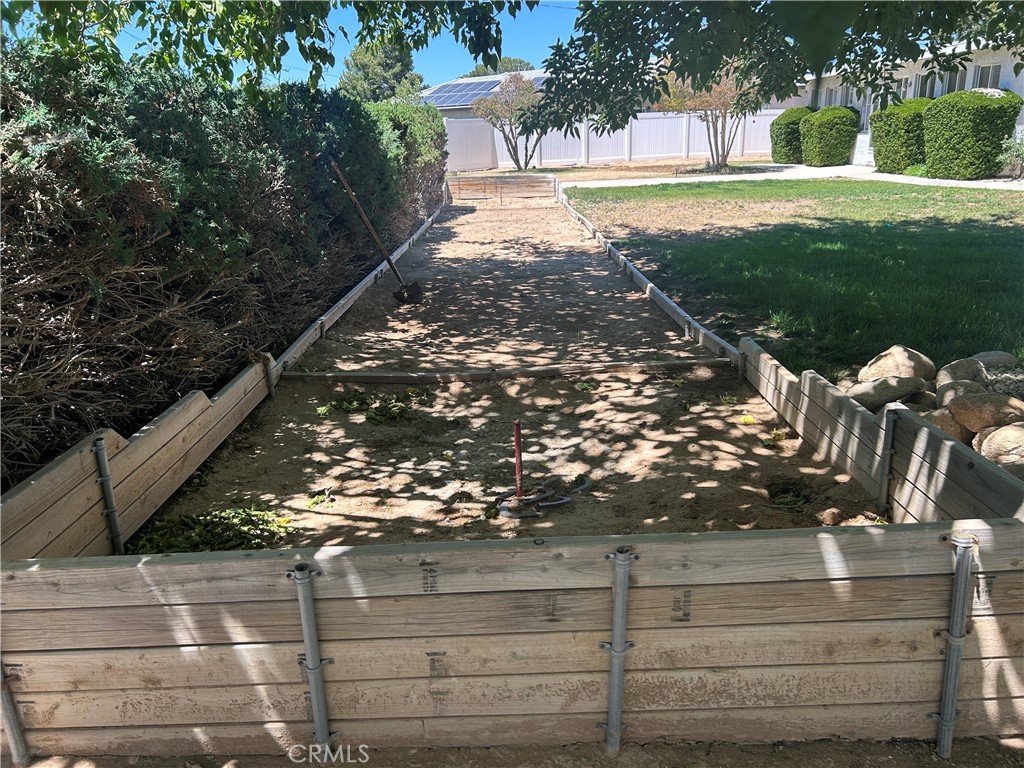 20187 Itasca Road Apple Valley, CA 92308 - Photo 34 of 35 a view of a yard with an tree and wooden fence