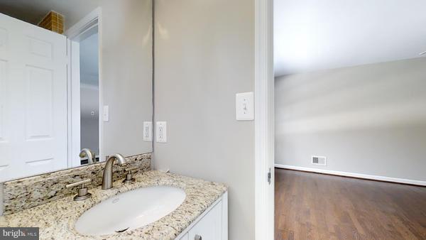 9723 Spring Ridge Lane Vienna, VA 22182 - Photo 4 of 22 Bath