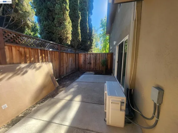 a view of a back yard