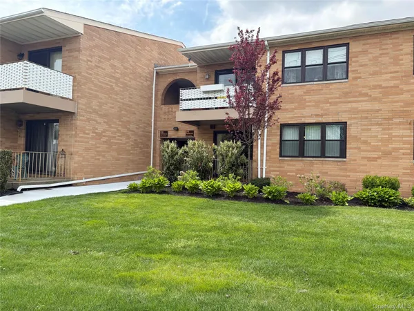a front view of house with yard