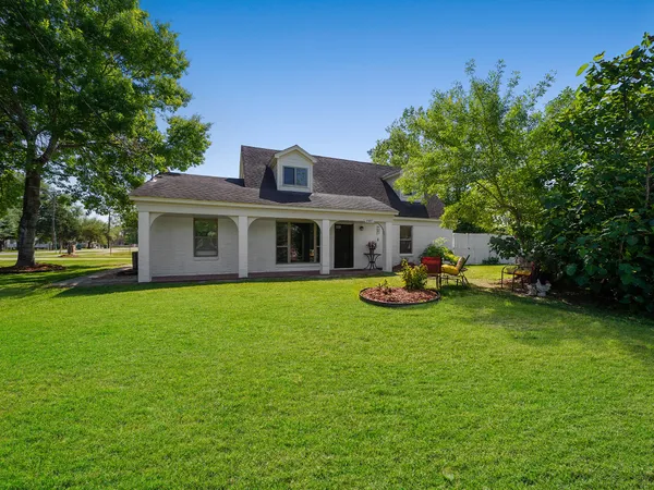 a view of a house with backyard porch and garden