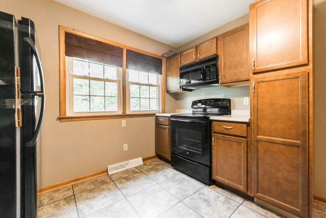 1013-1015 Sharon Drive DeKalb, IL 60115 - Photo 8 of 20