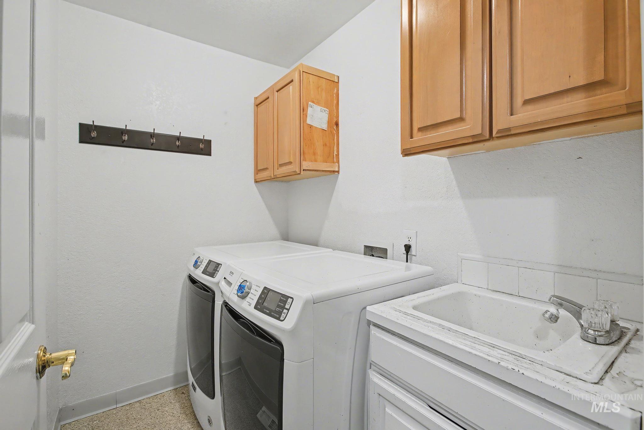 2242 Chukar Lane Clarkston, WA 99403 - Photo 30 of 41 Laundry area with washing machine and clothes dryer and cabinet space