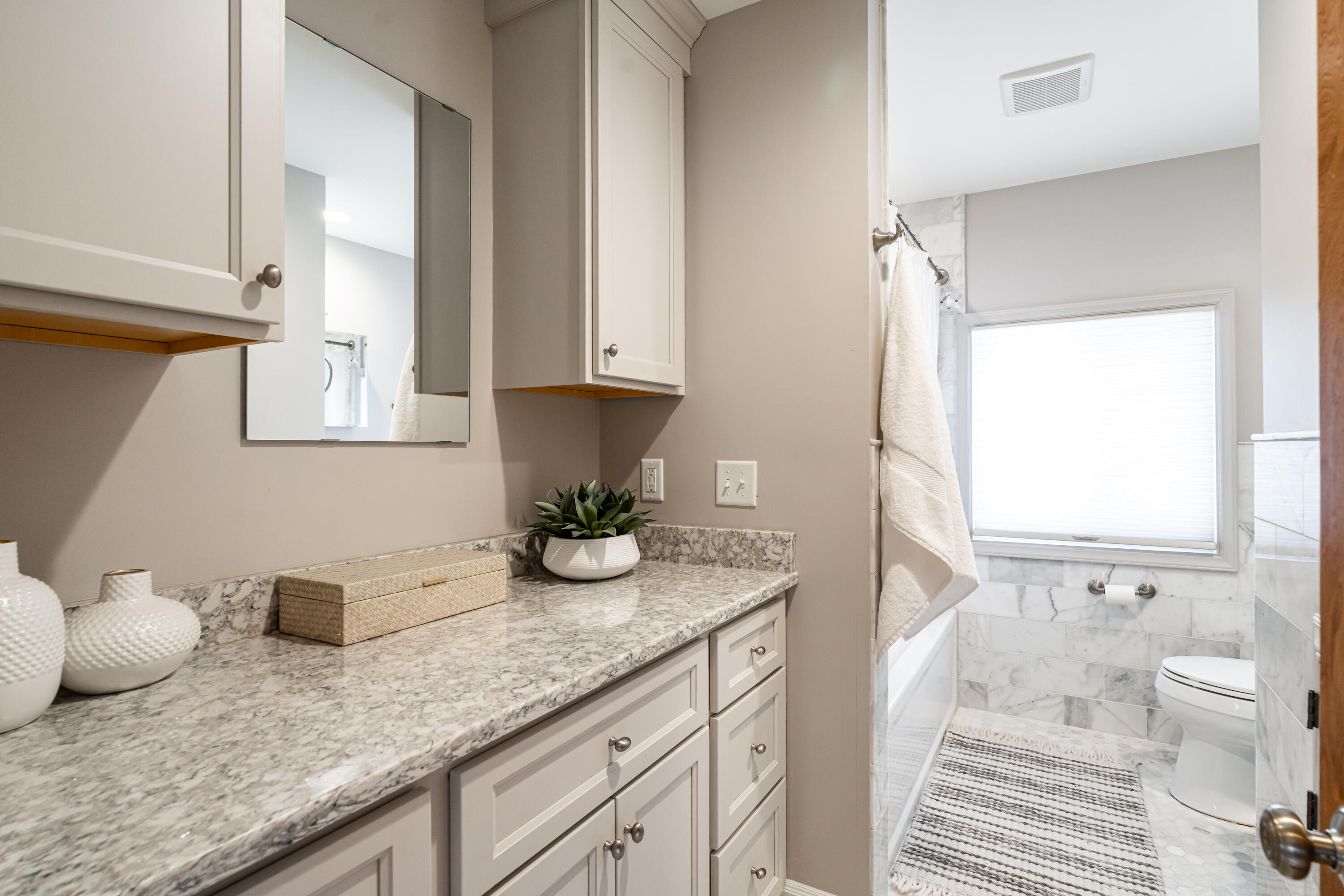 7506 North Crossway Road Fox Point, WI 53217 - Photo 21 of 37 Full Bath