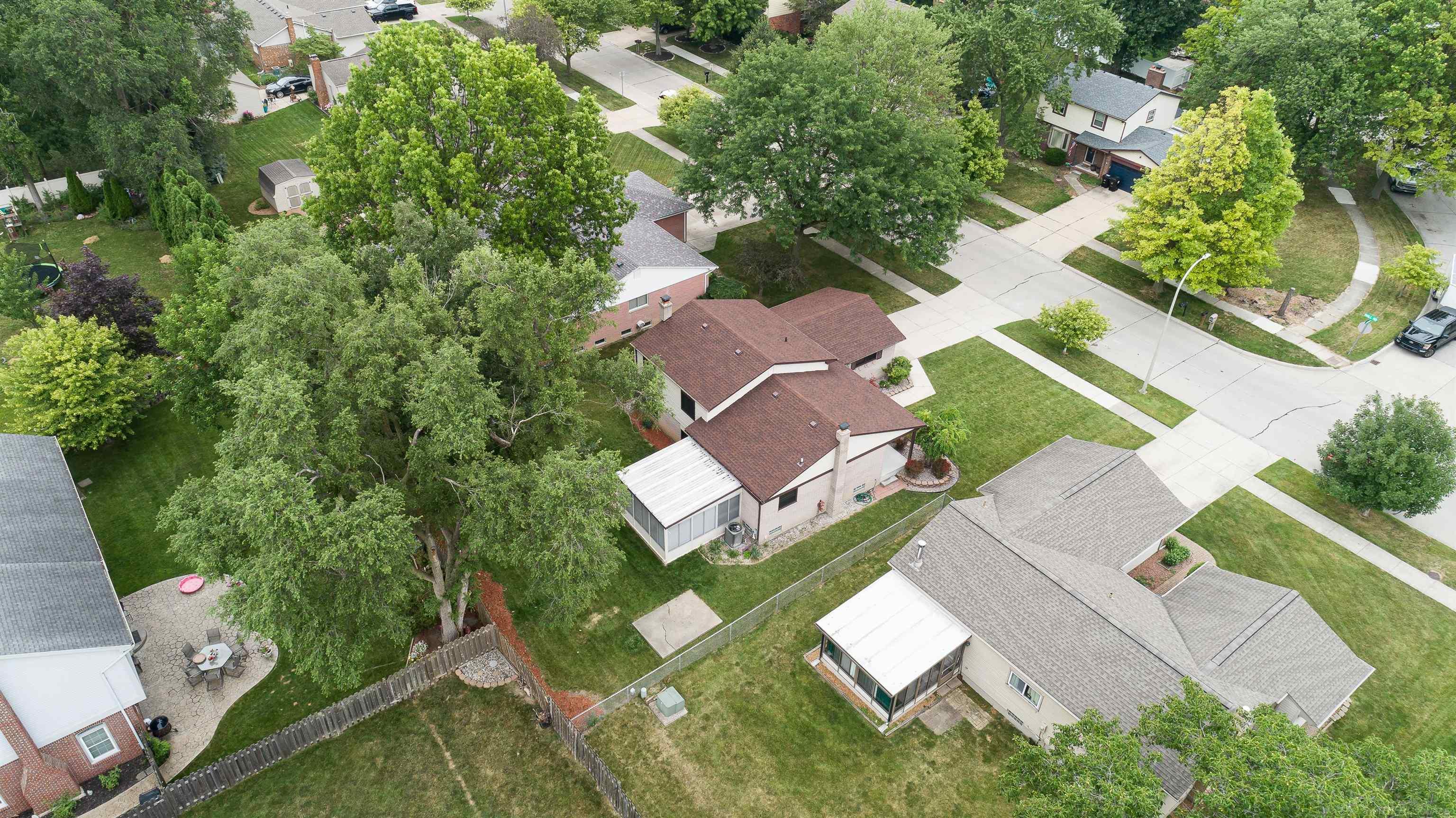 21952 Hall Road Trenton, MI 48183 - Photo 20 of 53 50148012-cee20b92-ad27-4e5a-8372-f87993c8a7db.JPG