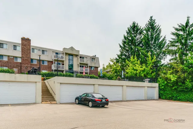 $185,000 | 155 East Mill Street, Unit 8, Wauconda, IL 60084