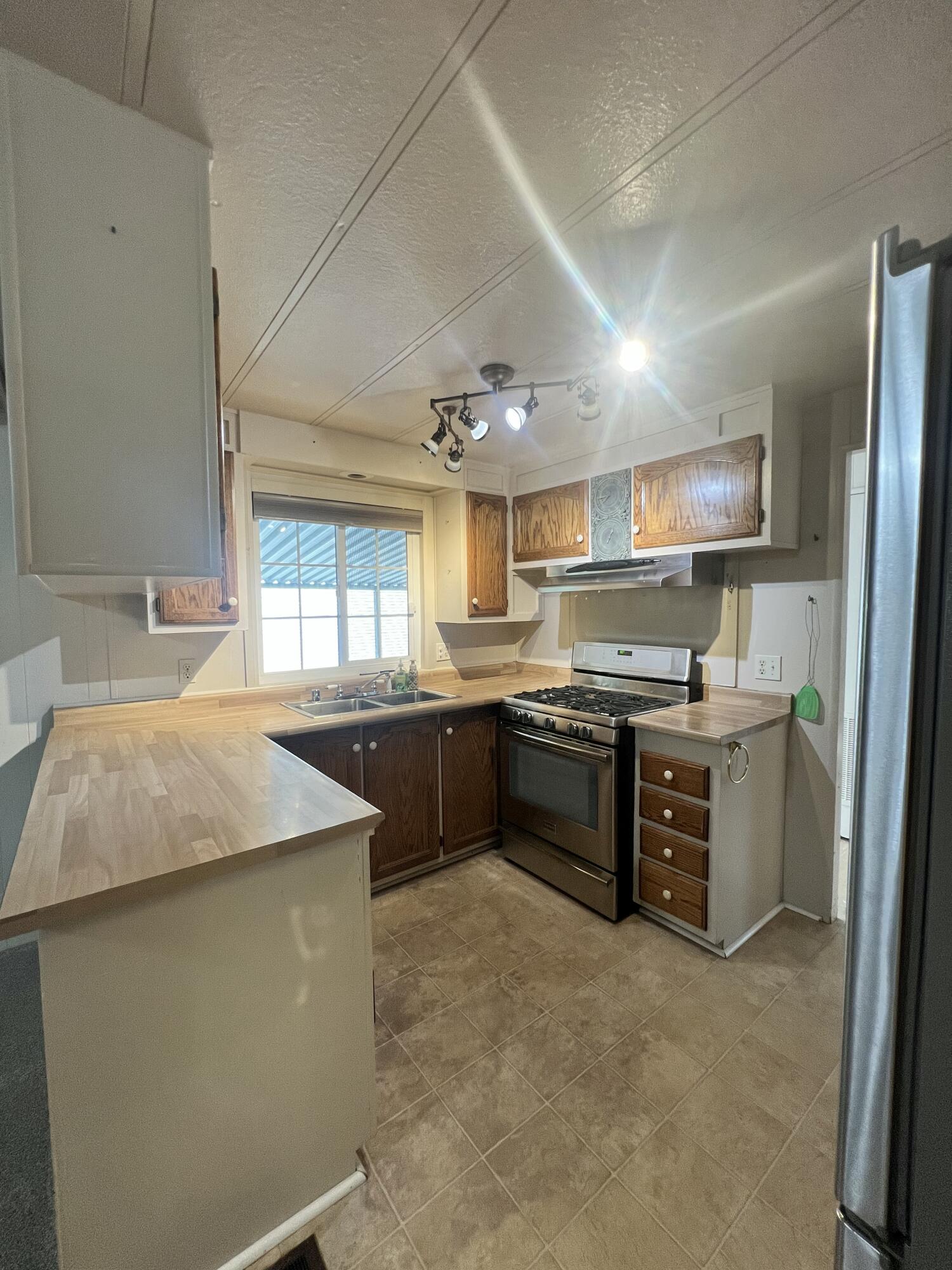 1160 Fox Den Drive Redding, CA 96003 - Photo 2 of 14 Kitchen