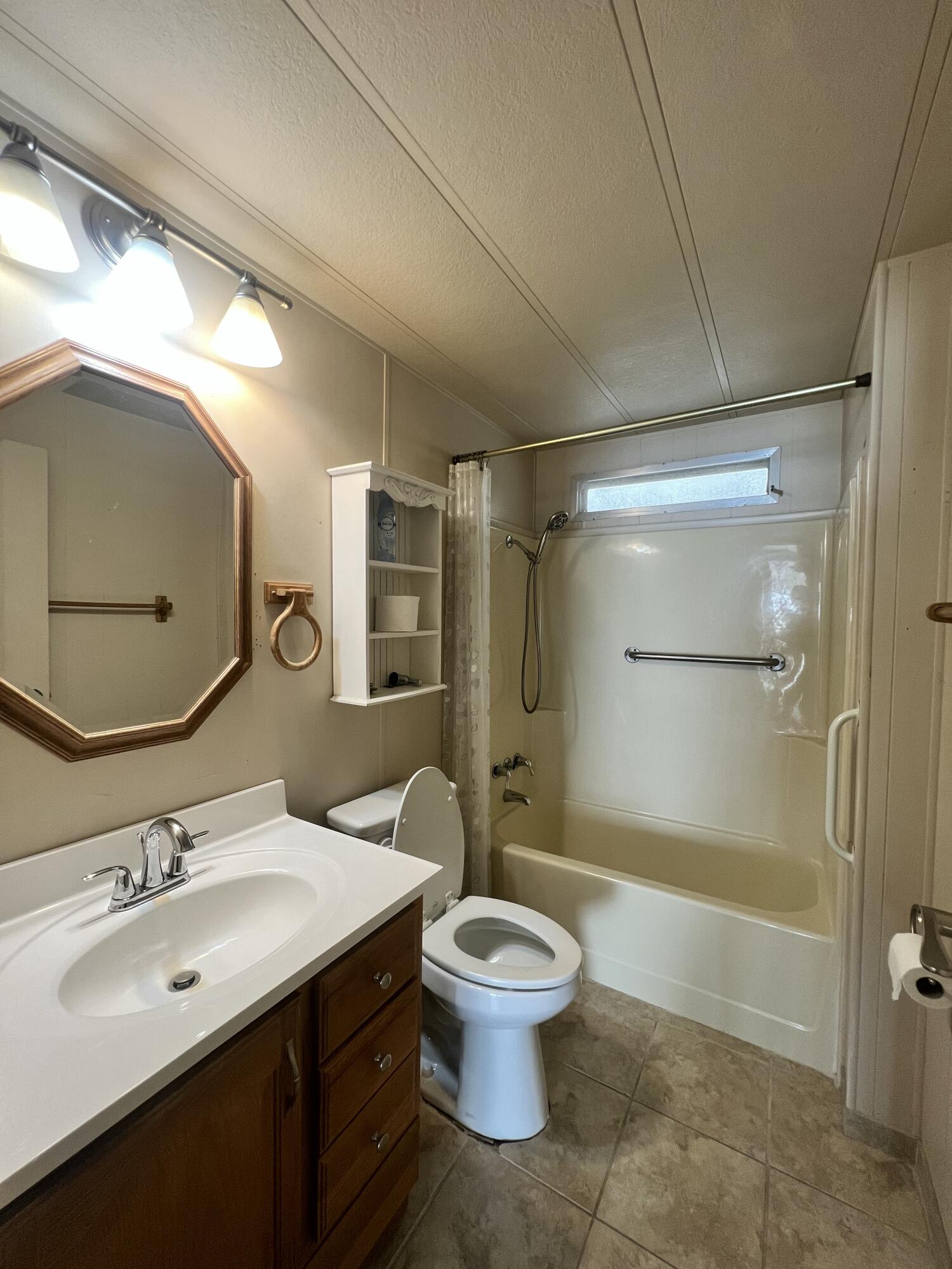 1160 Fox Den Drive Redding, CA 96003 - Photo 6 of 14 Bath 1